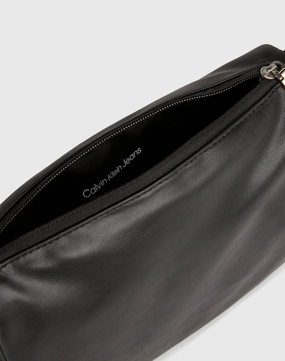 CALVIN KLEIN MICRO MONO CAMERA POUCH24 PU (Размери: 15.5 x 24 x 9 см)