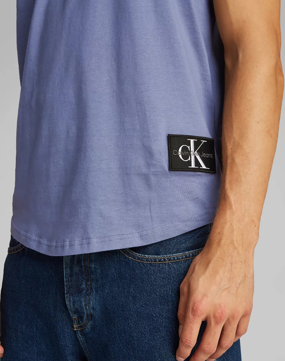 CALVIN KLEIN BADGE ROUND HEM TEE