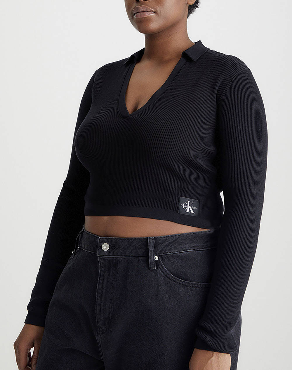 CALVIN KLEIN LABEL TIGHT CROP V-NECK SWEATER