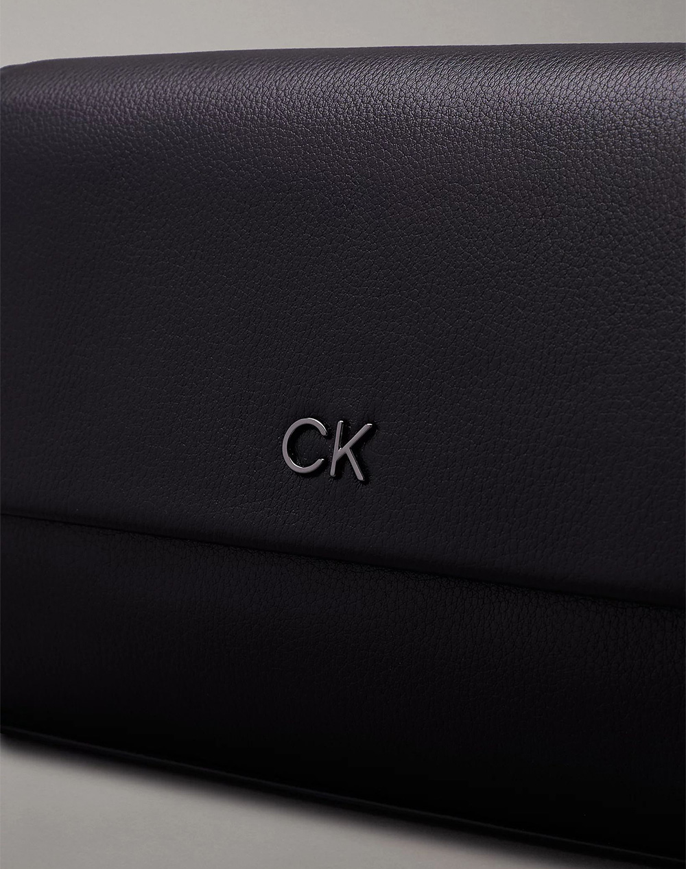 CALVIN KLEIN CK DAILY SHOULDER BAG PEBBLE (Размери: 28 x 15 x 8 см.)