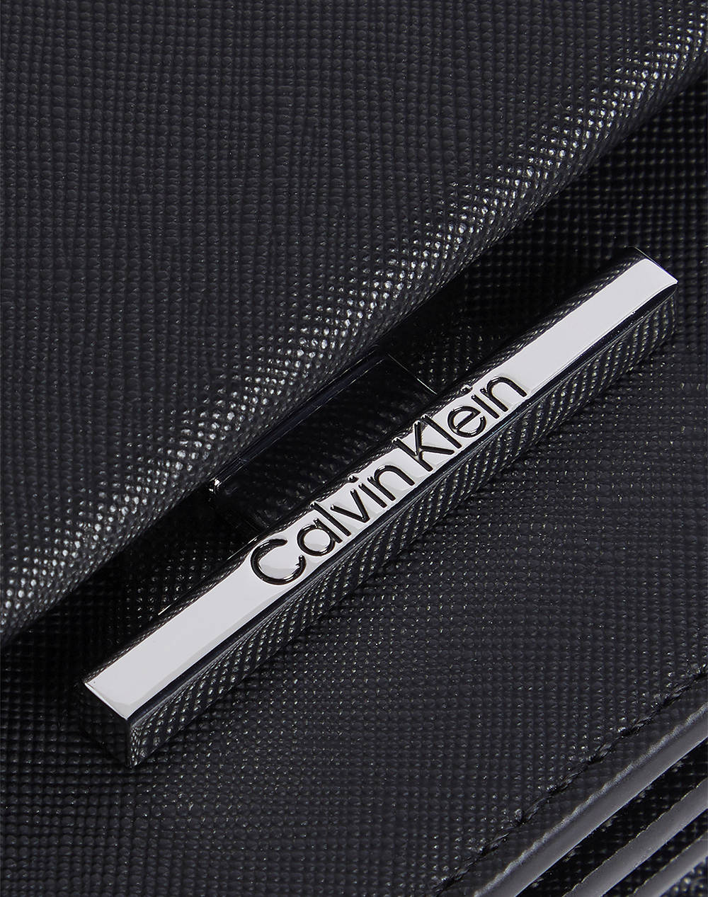 CALVIN KLEIN CK LINEAR CROSSBODY_SAFFIANO (Размери: 20 x 15 x 7 см)