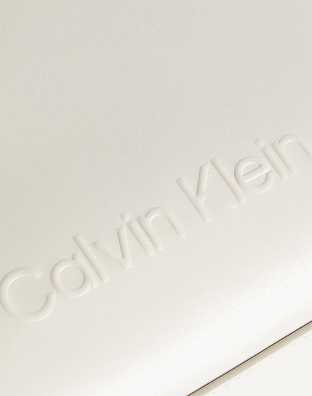 CALVIN KLEIN EMBOSSED LOGO SMALL TOTE (Размери: 23 x 20 x 10 см)