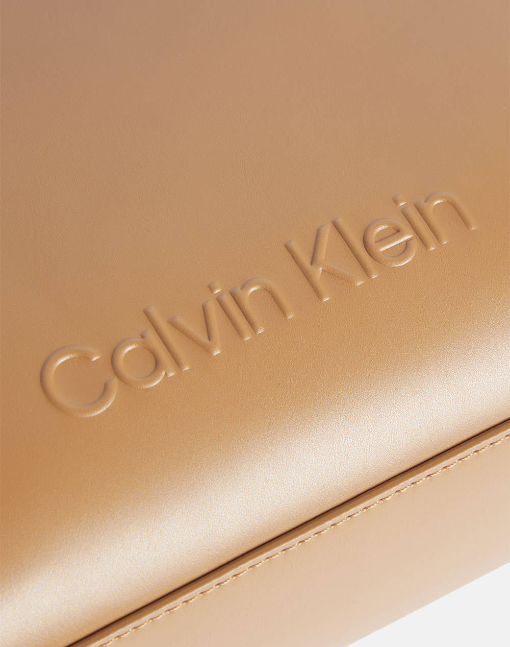 CALVIN KLEIN EMBOSSED LOGO SMALL TOTE (Размери: 23 x 20 x 10 см)