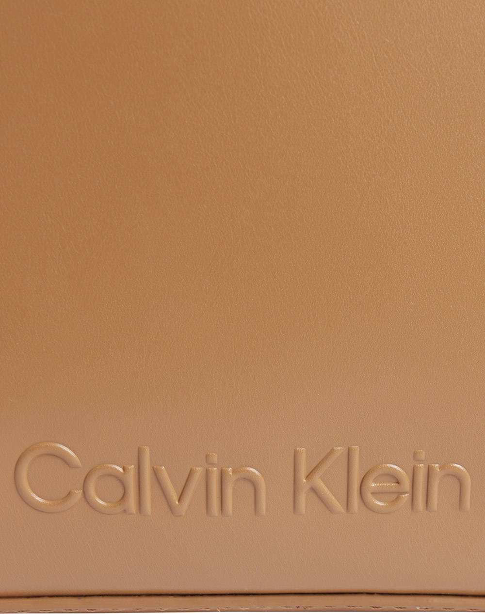 CALVIN KLEIN EMBOSSED LOGO CAMERA BAG (Размери: 22 x 15 x 10 см)