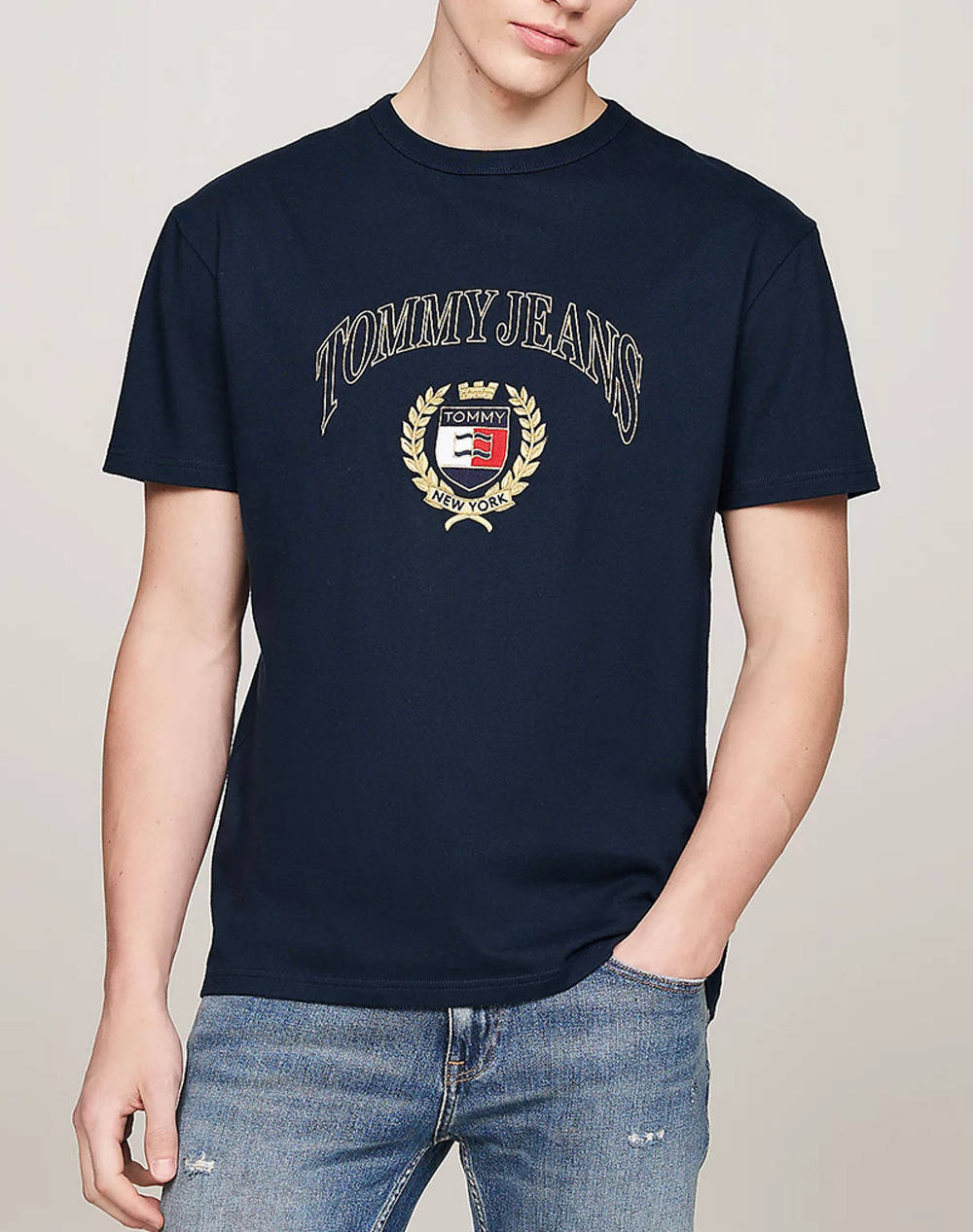 TOMMY JEANS TJM REG TJ GOLD CREST TEE