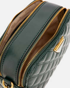 GUESS GIULLY CAMERA BAG ДАМСКА ЧАНТА (Размери: 20 x 13 x 8 см.)