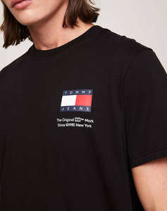 TOMMY JEANS TJM ESSENTIAL FLAG TEE EXT