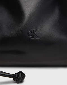 CALVIN KLEIN GATHERED EW CROSSBODY PU (Размери: 19.5 x 26 x 7.5 см.)