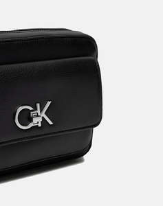 CALVIN KLEIN RE-LOCK CAMERA BAG W/FLAP_PBL (Размери: 21 x 15.5 x 5 см)