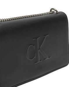 CALVIN KLEIN SCULPTED EW FLAP25 DEBOSS (Размери: 25 x 15 x 9 см.)