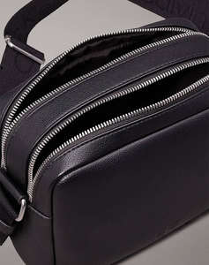 CALVIN KLEIN OVER WEBBING CAMERA BAG21 PU (Размери: 21 x 16 x 9 см.)