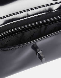 CALVIN KLEIN RE-LOCK SM SHOULDER BAG_SHINY (Размери: 17 x 13 x 4 см.)