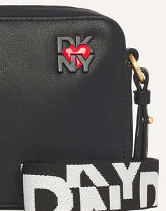 DKNY R41EZE98 HEART OF NY CROSS BODY HANDBAG DKNY (Размери: 23 x 15 x 6.5 см.)