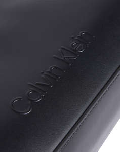 CALVIN KLEIN EMBOSSED LOGO SHOULDER BAG (Размери: 31 x 14.5 x 7 см)