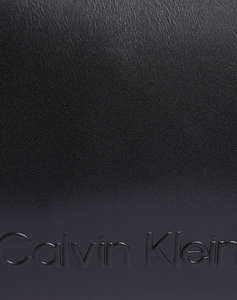 CALVIN KLEIN EMBOSSED LOGO CAMERA BAG (Размери: 22 x 15 x 10 см)