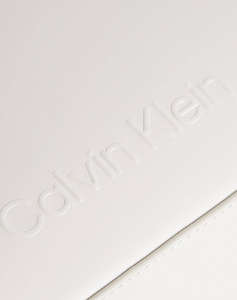 CALVIN KLEIN EMBOSSED LOGO SHOULDER BAG (Размери: 31 x 14.5 x 7 см)