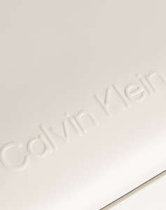 CALVIN KLEIN EMBOSSED LOGO SMALL TOTE (Размери: 23 x 20 x 10 см)