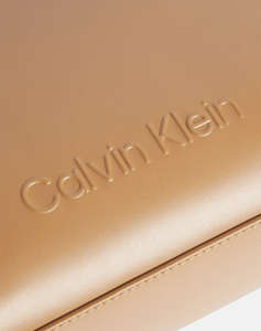 CALVIN KLEIN EMBOSSED LOGO SMALL TOTE (Размери: 23 x 20 x 10 см)