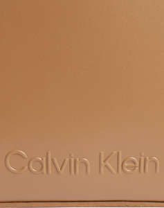 CALVIN KLEIN EMBOSSED LOGO CAMERA BAG (Размери: 22 x 15 x 10 см)