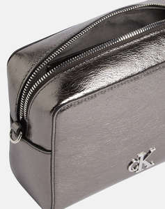 CALVIN KLEIN MINIMAL MONOGRAM CAMERA BAG TUM (Размери: 18 x 14 x 7 см.)