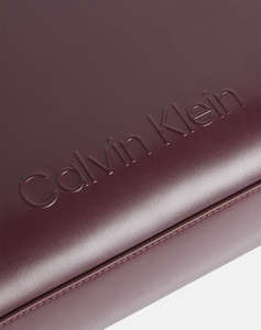 CALVIN KLEIN EMBOSSED LOGO MEDIUM TOTE (Размери: 31 x 24.5 x 12 см.)