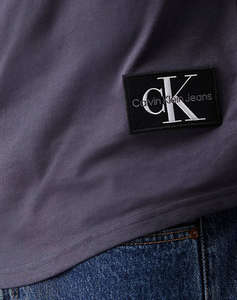 CALVIN KLEIN BADGE ROUND HEM TEE