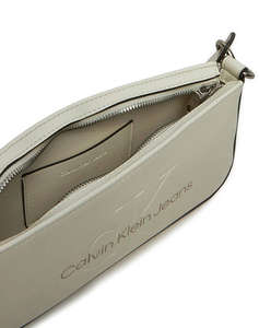 CALVIN KLEIN SCULPTED SHOULDER POUCH25 MONO (Размери: 13 x 25 x 4 см)