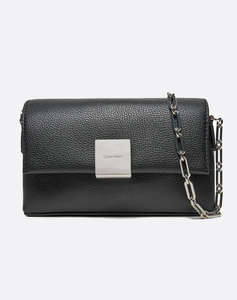 CALVIN KLEIN JEANS CK PLAQUE SM CROSSBODY W/CHAIN (Размери: 18.5 x 12 x 5см.)