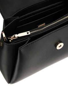 GUESS SORA GFRIEND FLAP SHOULDER BAG ДАМСКА ЧАНТА(Размери: 20 x 28 x 6 см.)